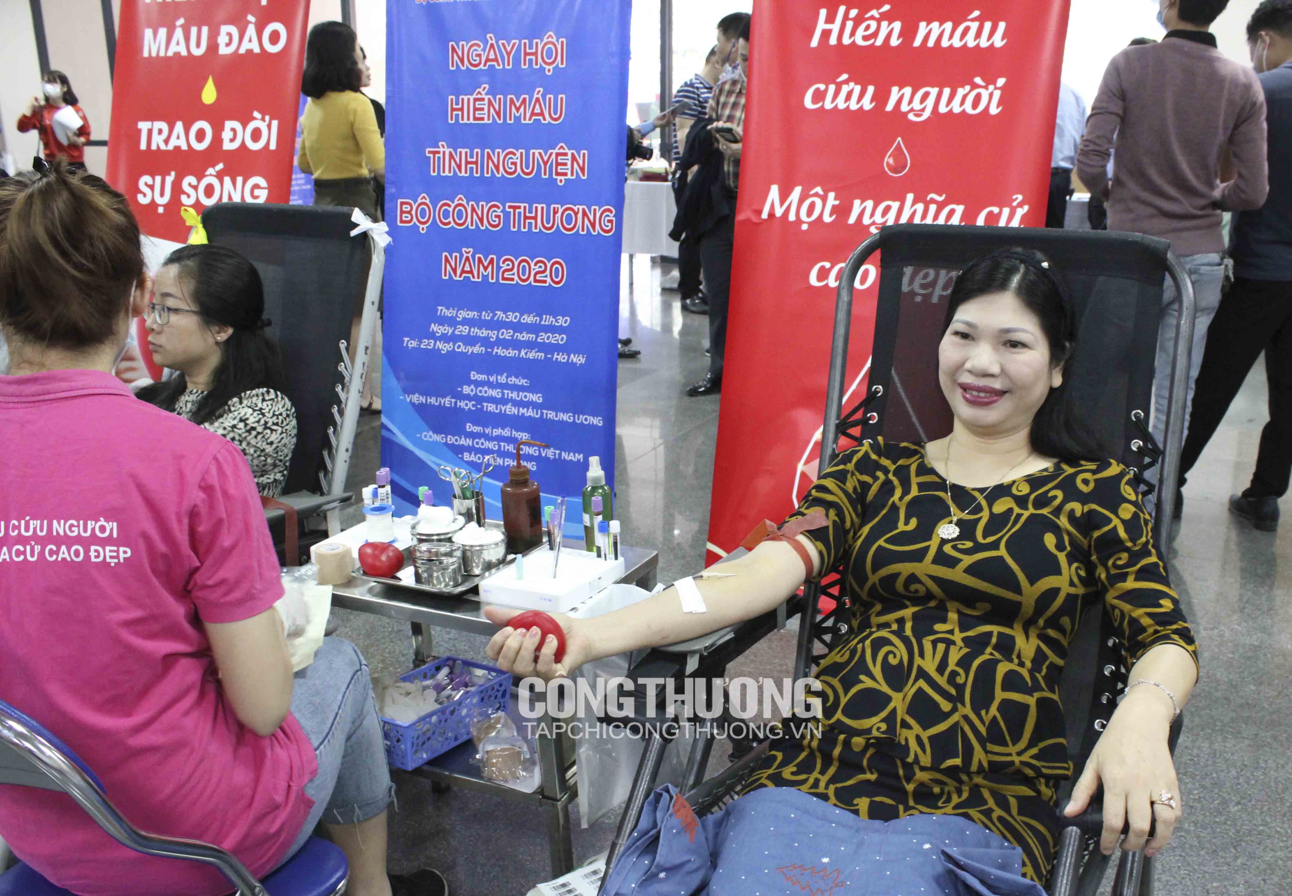 Vụ trưởng, Chủ tịch Công đoàn Bộ Công Thương Nguyễn Thị Hoa tham gia hiến máu