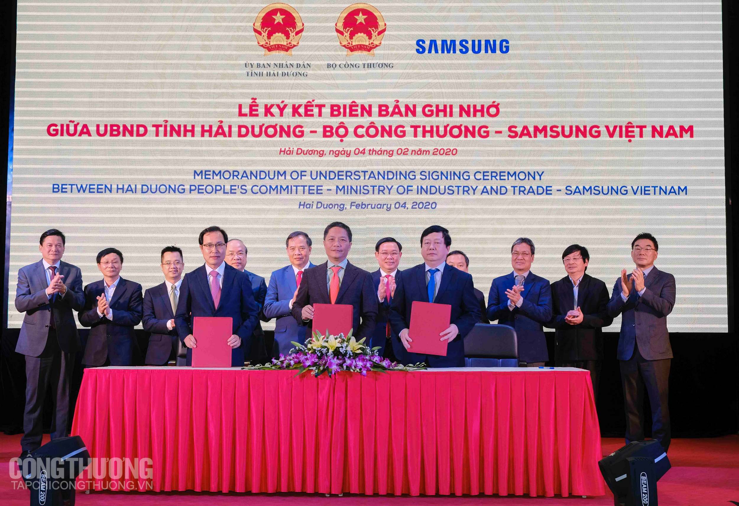 Đại diện Bộ Công Thương, Samsung Việt Nam và UBND tỉnh Hải Dương ký kết Biên bản ghi nhớ hợp tác ba bên về phát triển công nghiệp hỗ trợ tại Hải Dương
