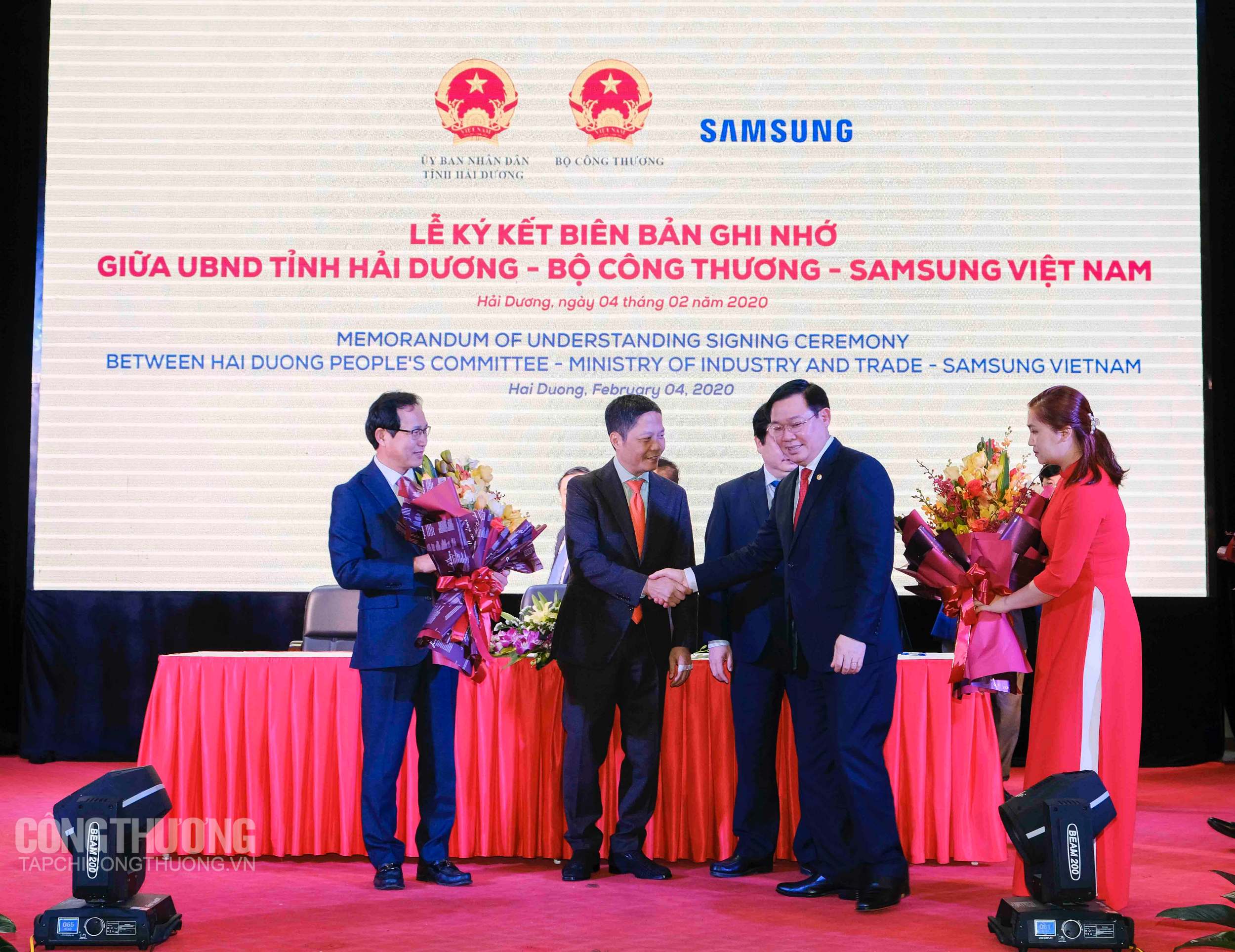 Phó Thủ tướng Vương Đình Huệ tặng hoa cho Bộ Công Thương, Samsung Việt Nam và tỉnh Hải Dương