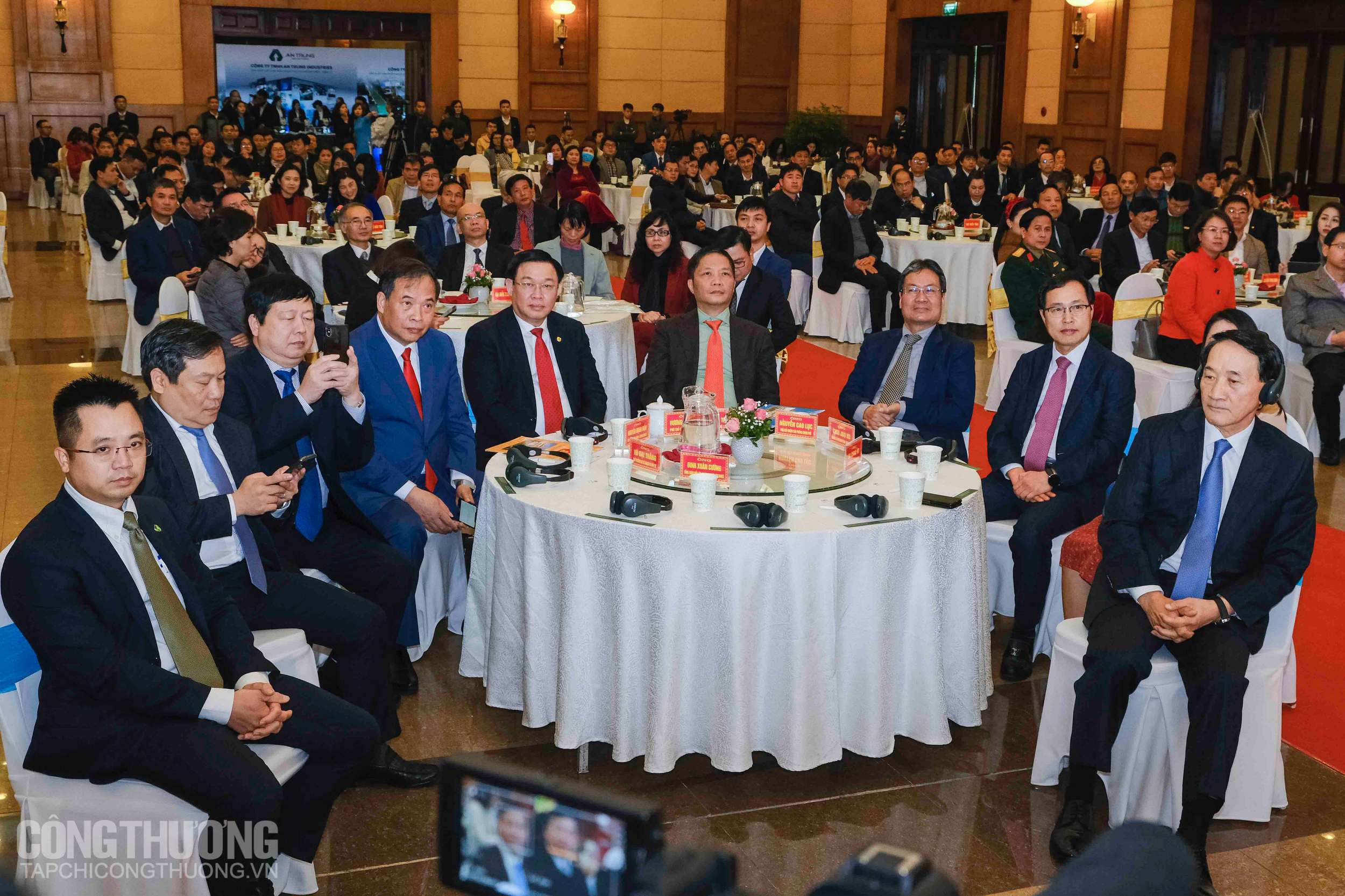 Phó Thủ tướng Vương Đình Huệ cùng Bộ trưởng Bộ Công Thương, lãnh đạo Samsung Việt Nam, lãnh đạo tỉnh Hải Dương và đại diện doanh nghiệp công nghiệp hỗ trợ trên địa bàn tỉnh