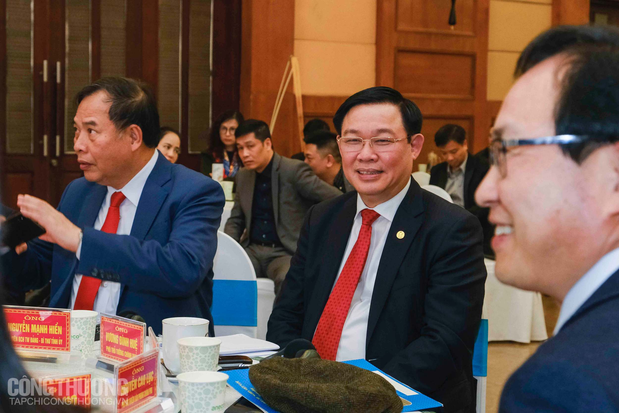 Phó Thủ tướng Vương Đình Huệ bày tỏ sự vui mừng trước sự chủ động tìm kiếm giải pháp phát triển của tỉnh Hải Dương cũng như Bộ Công Thương và sự hỗ trợ kịp thời của Samsung Việt Nam