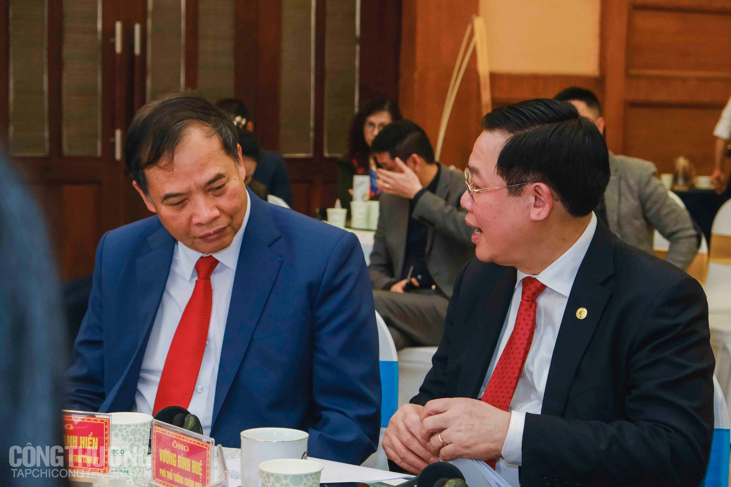 Phó Thủ tướng Vương Đình Huệ trao đổi với Chủ tịch HĐND tỉnh Hải Dương Nguyễn Mạnh Hiển bên lề Hội nghị