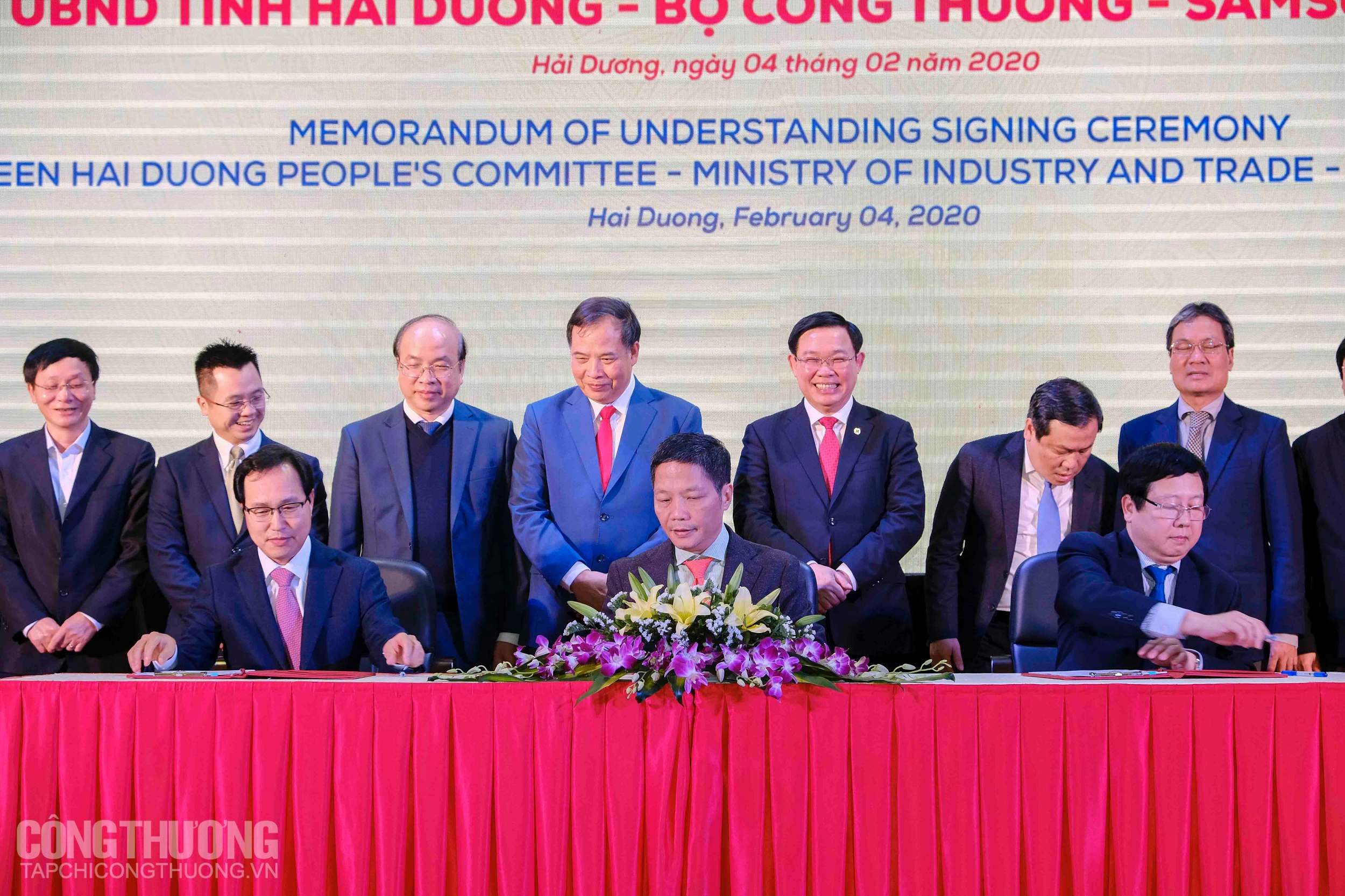 Đại diện Bộ Công Thương, Samsung Việt Nam và UBND tỉnh Hải Dương ký kết Biên bản ghi nhớ hợp tác ba bên về phát triển công nghiệp hỗ trợ tại Hải Dương