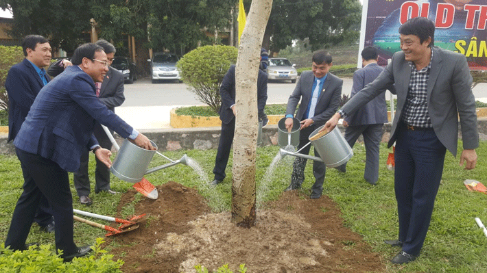 Các đại biểu trồng cây lưu niệm và chính thức phát động Tết trồng cây năm 2020 trong toàn Công ty