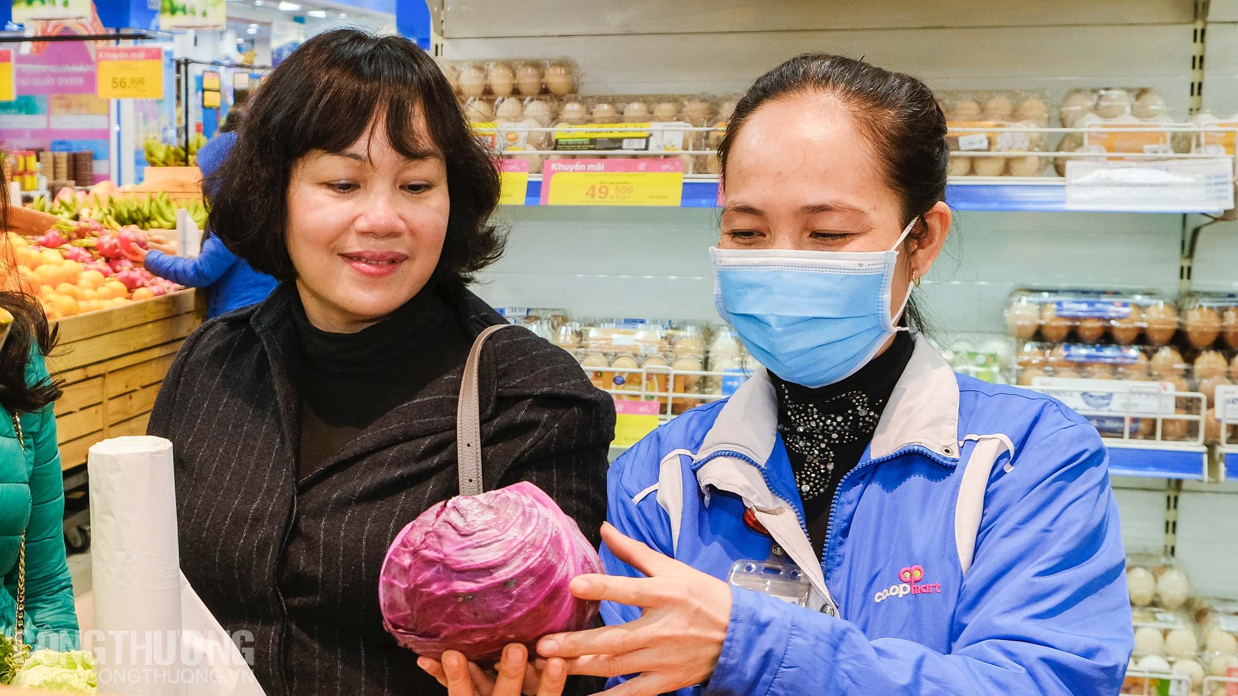Bà Lê Việt Nga - Phó Vụ trưởng Vụ Thị trường trong nước, Bộ Công Thương (bên trái) kiểm tra tình hình thực tế tại siêu thị Co.opMart Hà Nội (thuộc Saigon Co.op)