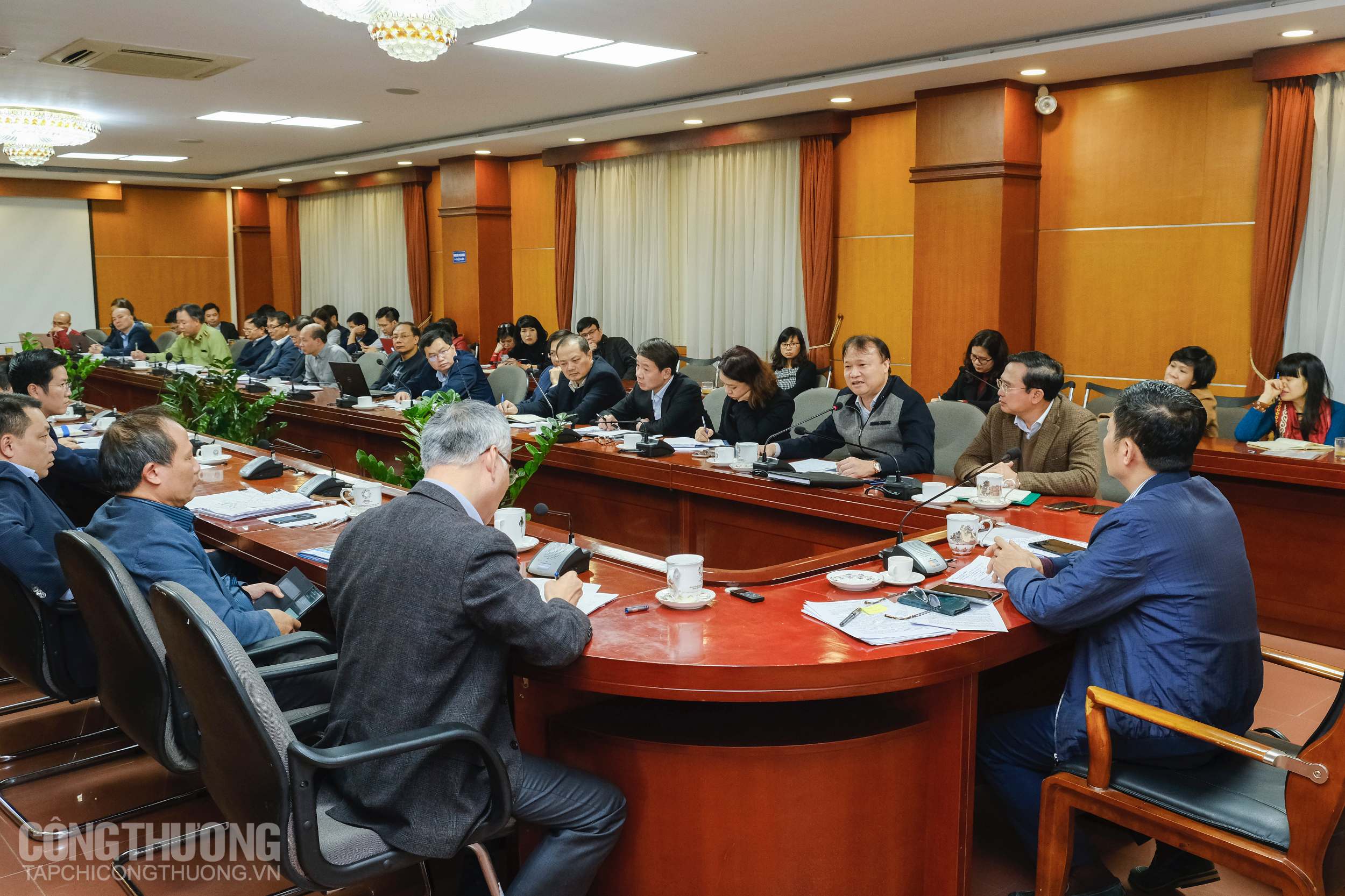 Cuộc họp của Bộ Công Thương có sự tham dự của đầy đủ lãnh đạo Bộ và các Vụ, Cục có liên quan