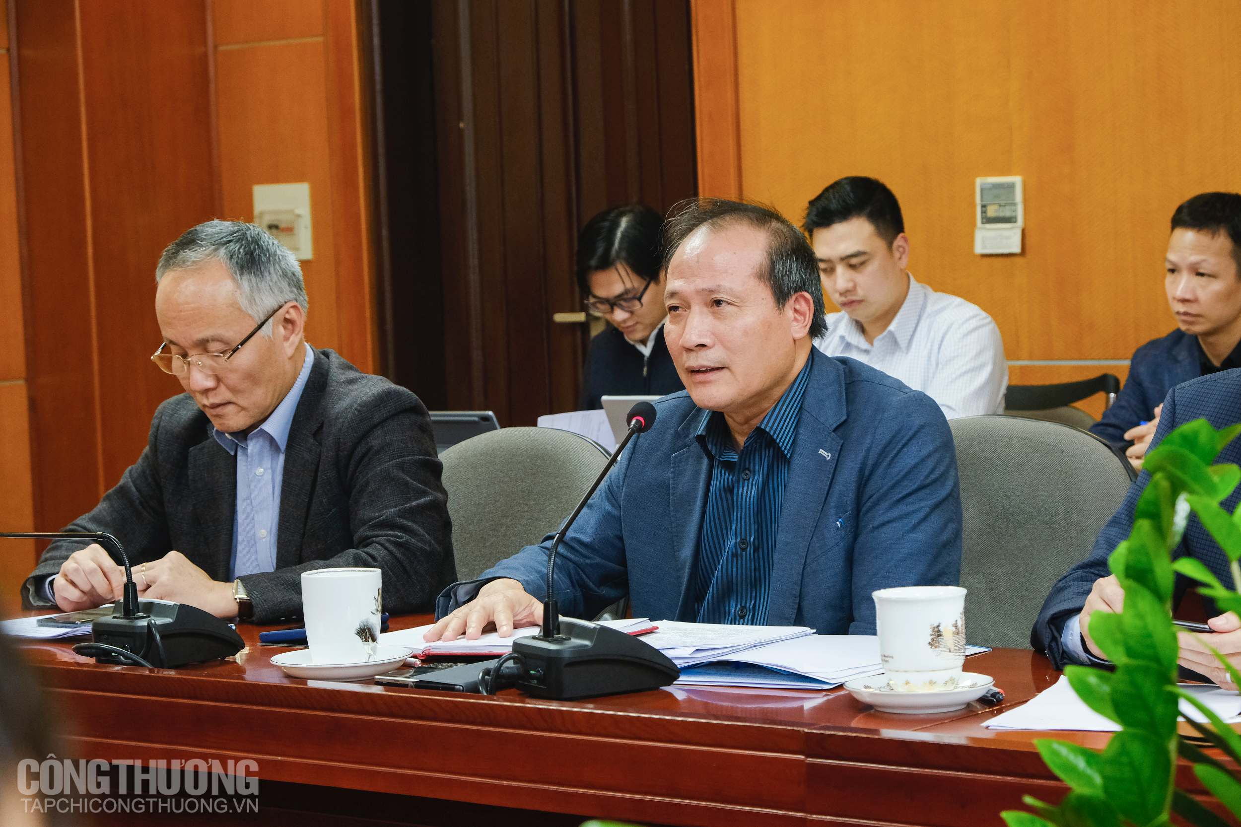 Thứ trưởng Cao Quốc Hưng tiếp tục theo dõi và chỉ đạo giải quyết vấn đề sản xuất khẩu trang và tháo gỡ khó khăn cho doanh nghiệp dệt may, da giầy trong vấn đề nguồn cung