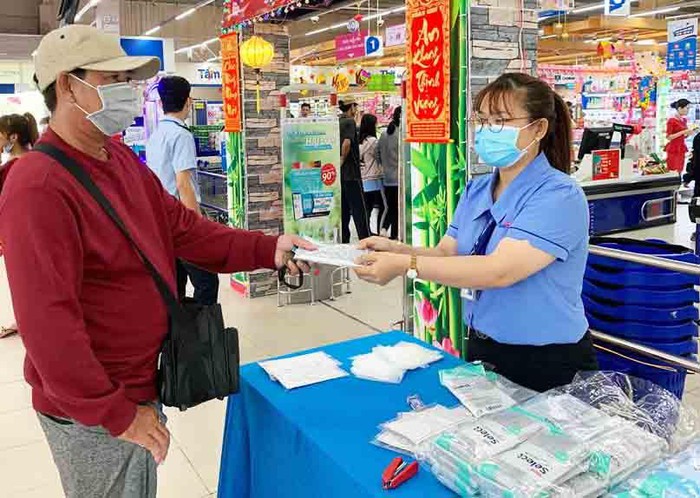 hệ thống siêu thị Saigon Co.op khi hệ thống này đều đặn cung cấp 20.000 chiếc khẩu trang y tế mỗi ngày với giá không đổi. 