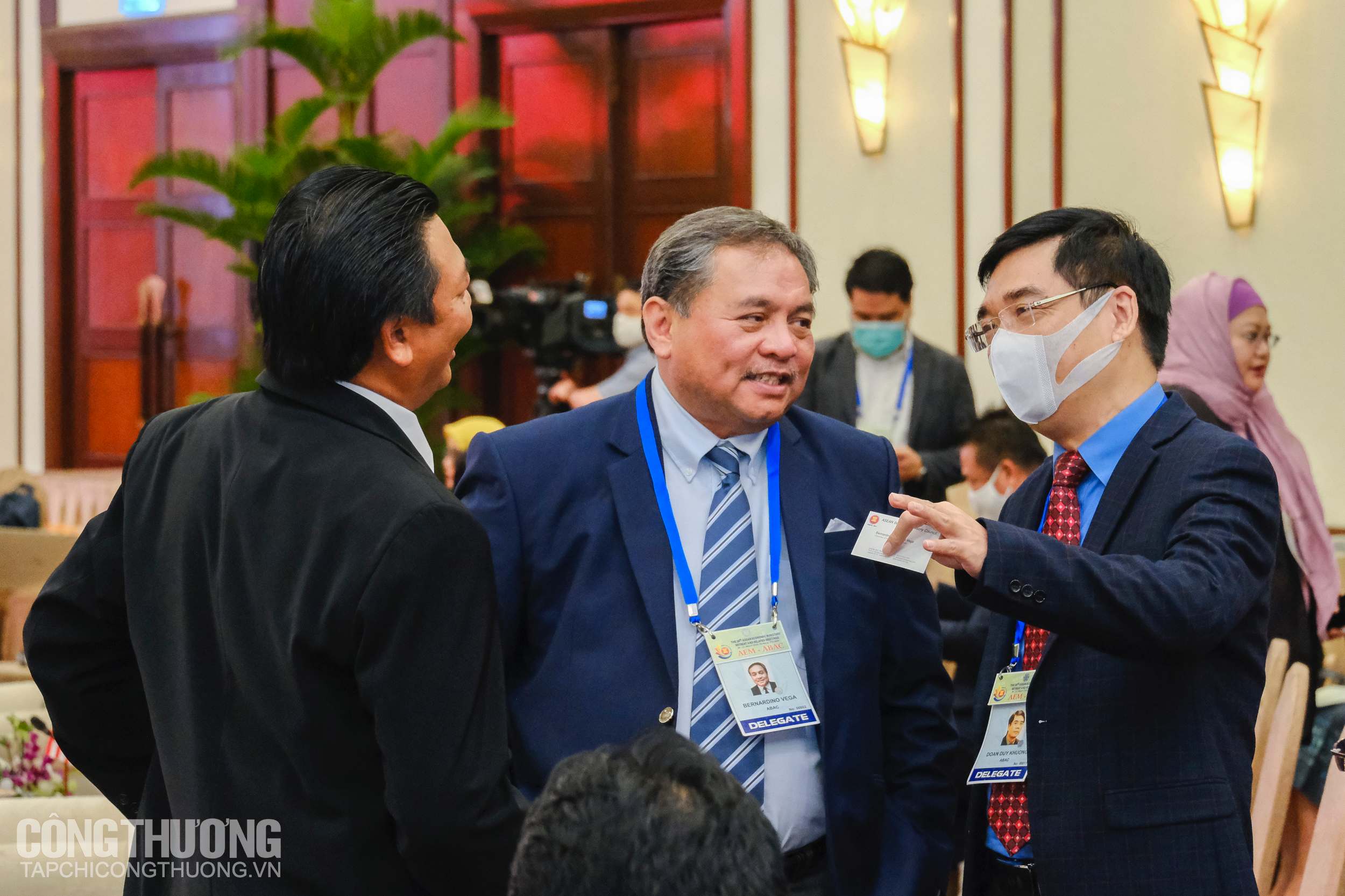 Đại biểu đến từ các nước thành viên ASEAN trao đổi bên lề AEM hẹp 26