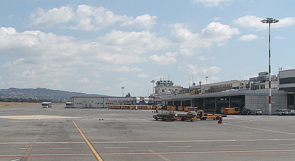 Italy đóng cửa hai sân bay