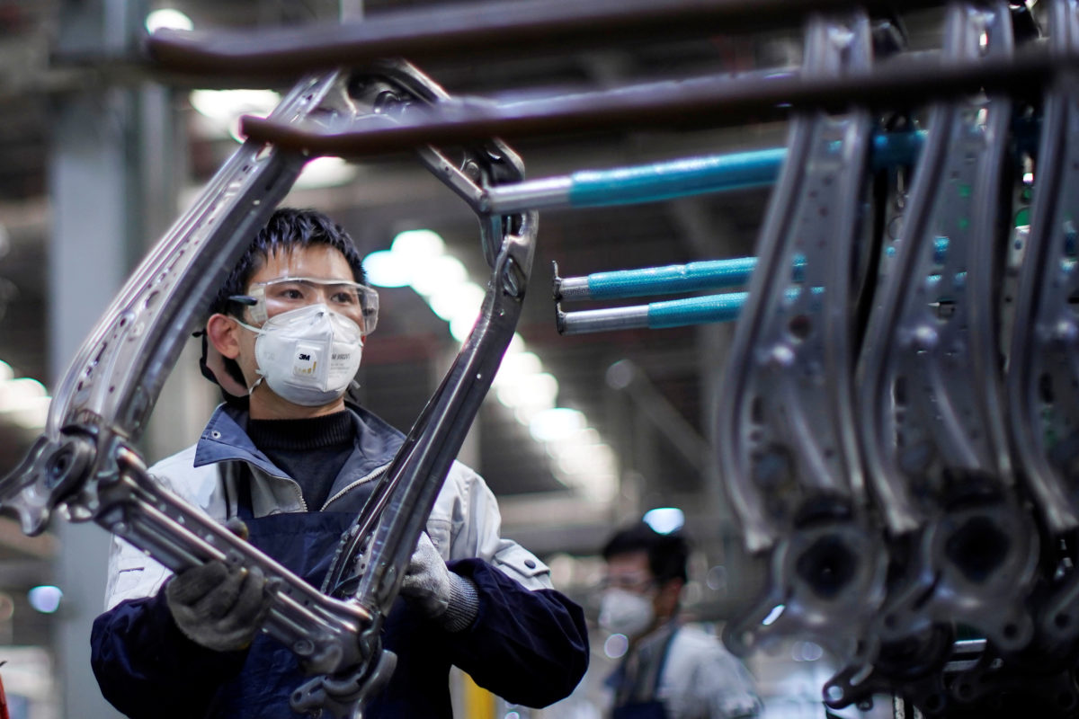 Công nhân đeo khẩu trang tại Trung Quốc phòng dịch virus Covid-19