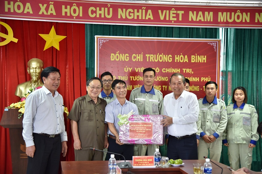 Phó Thủ tướng Thường trực Chính phủ Trương Hòa Bình tặng quà cho cán bộ, công nhân Công ty Nhôm Đắk Nông – TKV