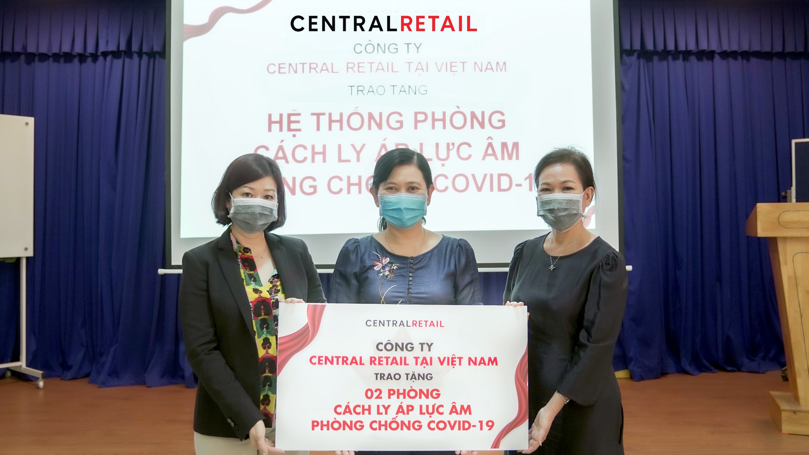 Đại diện Sở Y Tế Tp. Hồ Chí Minh (giữa) nhận trao tặng 02 phòng cách ly áp lực âm từ Central Retail, và sẽ được trao cho Bệnh viện Huyện Cần Giờ, chuyên điều trị cho bệnh nhân nhiễm Covid-19