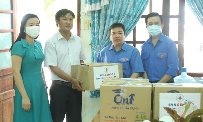 Đại diện UBND xã Vĩnh Tân, huyện Tuy Phong nhận hỗ trợ từ Tổng Công ty Phát điện 3