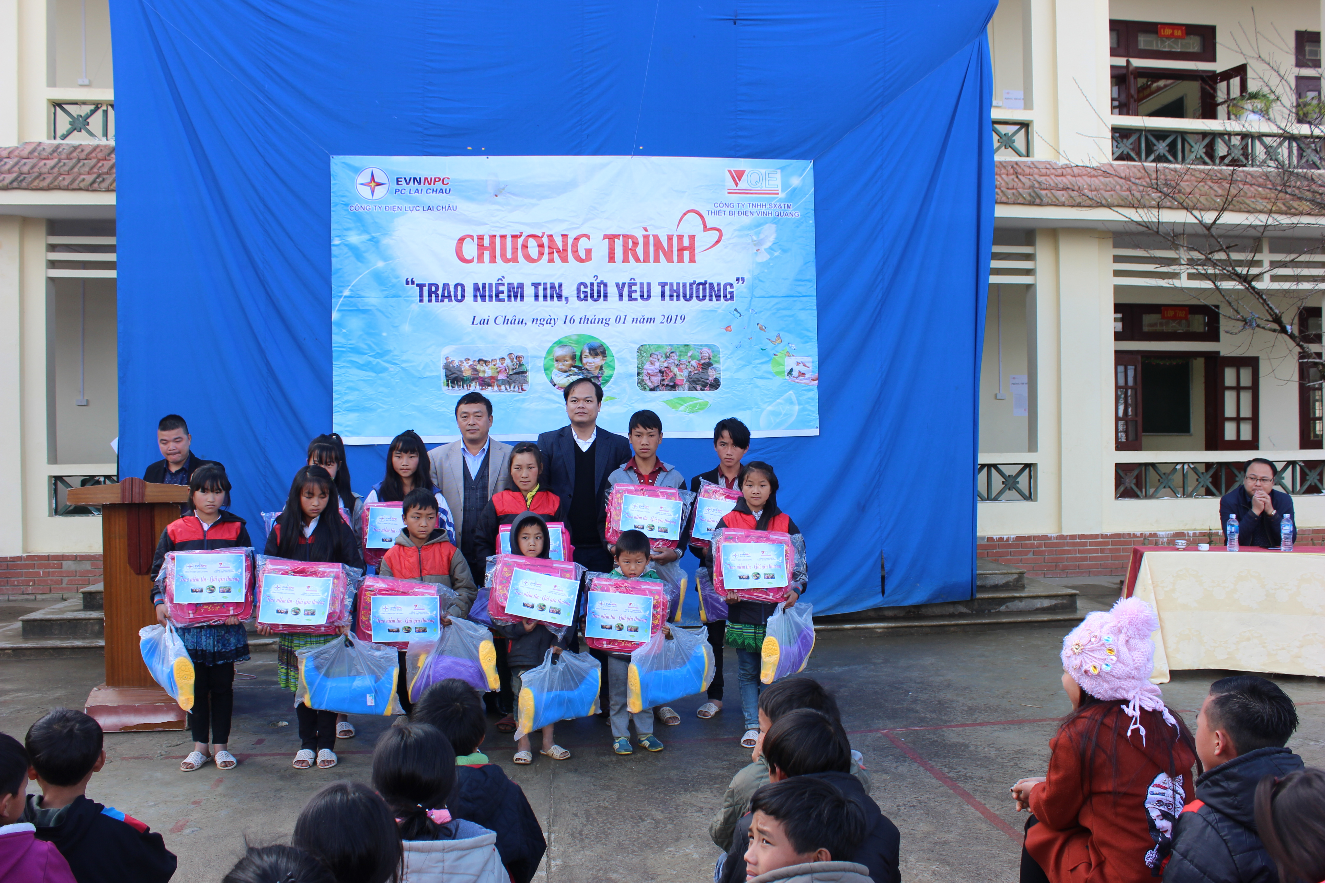 Tặng quà cho các em học sinh trường Tung Quan Lìn, Pa Vây Sử - Phong Thổ