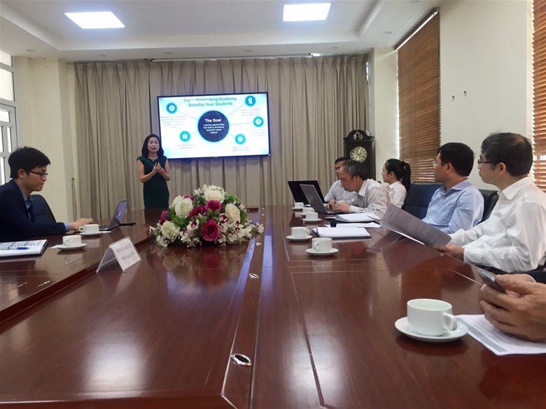 . Bà Trần Thị Thanh Nga có bài giới thiệu về Công ty Cisco và chương trình đào tạo.