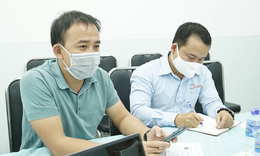 Tại buổi làm việc với Hội DN Hàng Việt Nam chất lượng cao, ông Cao Thành Tín, Tổng Giám đốc LIXCO (trái) đã giải thích và cung cấp tất cả những văn bản pháp lý, quy trình sản xuất, giaấy kiểm nghiệm sản phẩm...