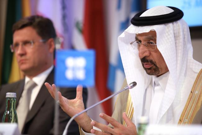 Bộ trưởng năng lượng của Ả Rập Xê Út kiêm Chủ tịch khối OPEC Khalid Bin Abdulaziz Al-Falih và Bộ trưởng năng lượng của Nga Alexander Novak (bên trái) tại một cuộc họp của khối OPEC (Ảnh: Bloomberg)