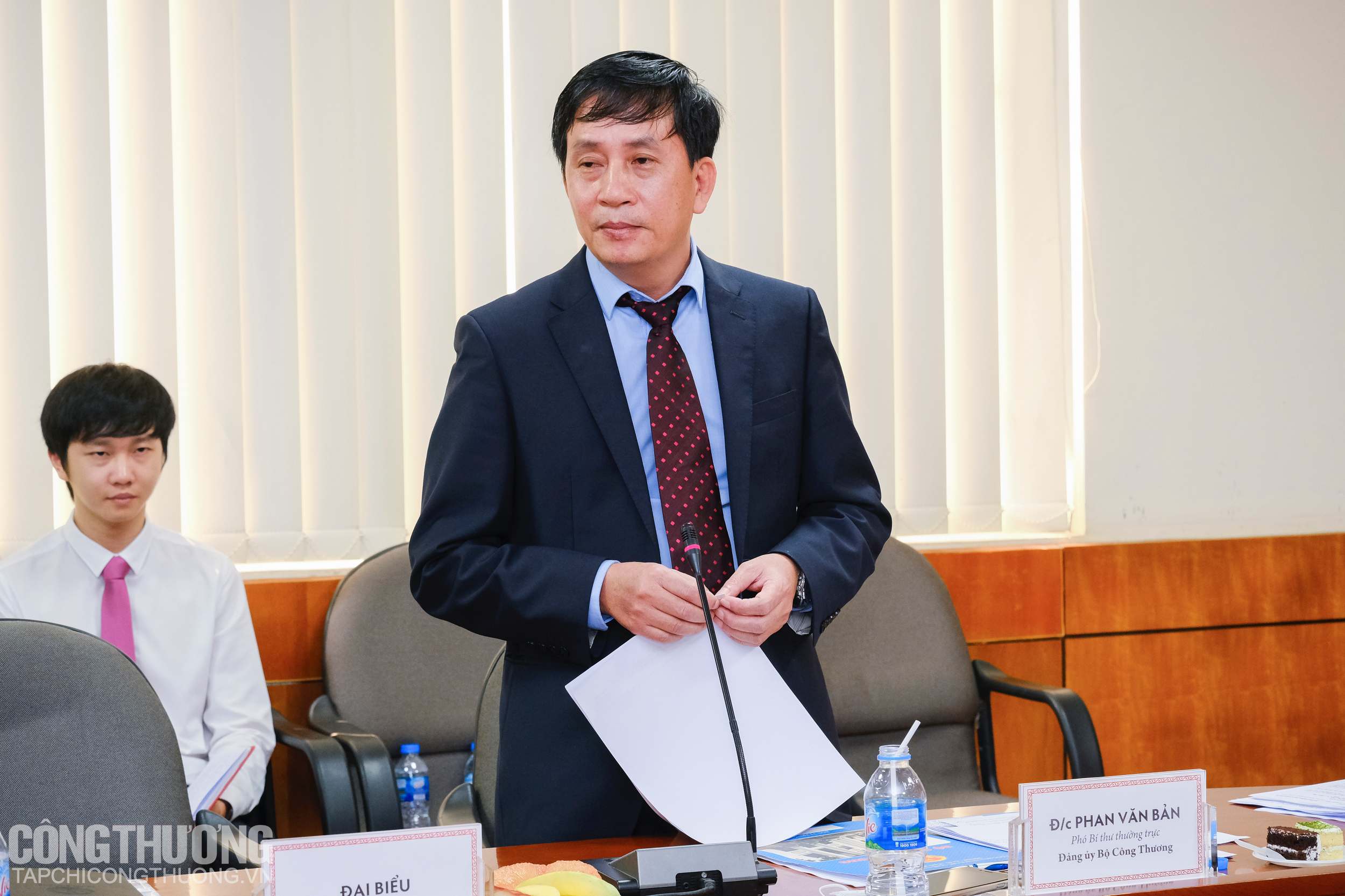 Đồng chí Phan Văn Bản - Vụ trưởng, Phó Bí thư thường trực Đảng uỷ Bộ Công Thương đóng góp ý kiến tại Đại hội