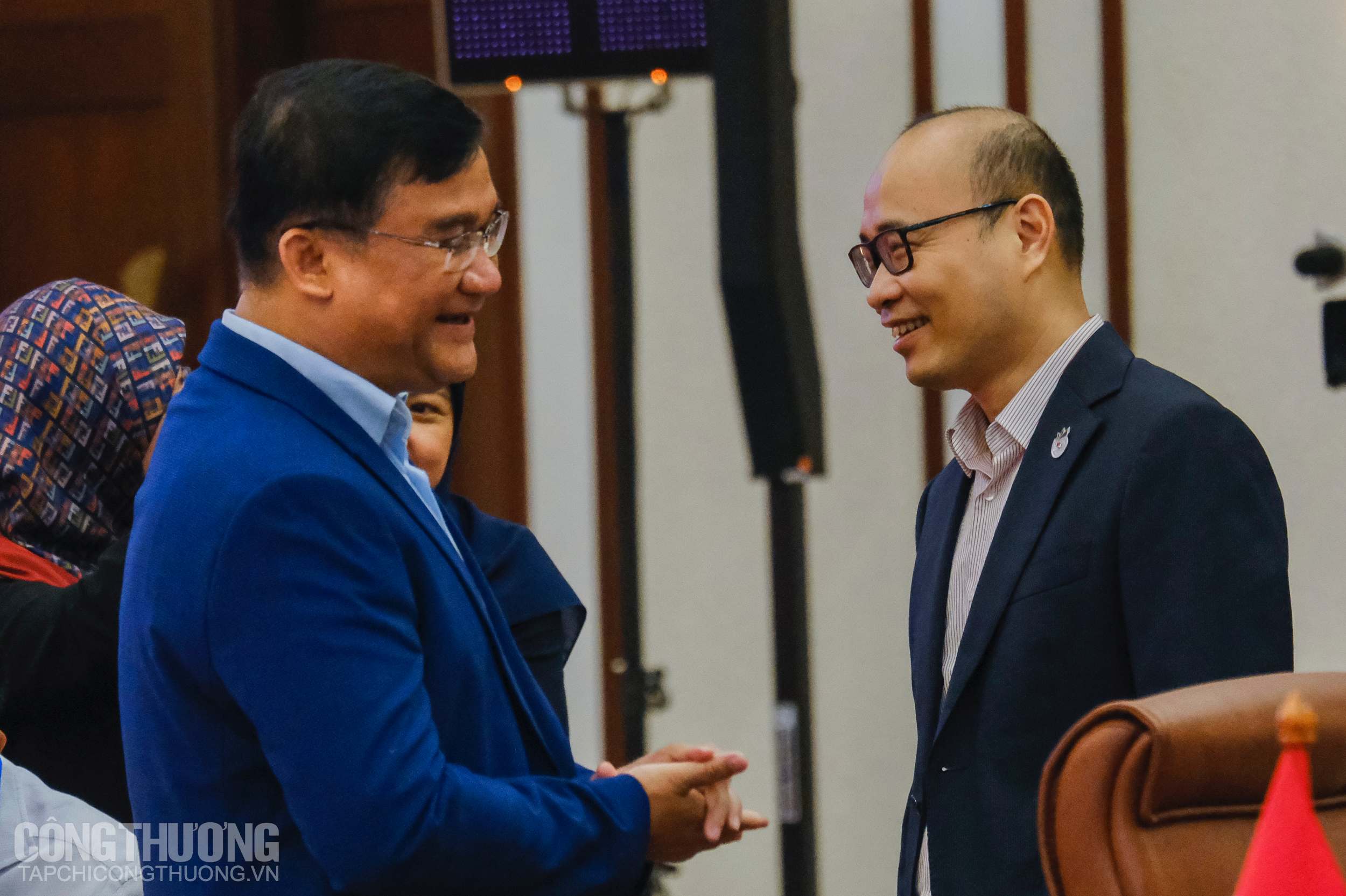 Ông Lương Hoàng Thái - Vụ trưởng Vụ Chính sách thương mại đa biên, Bộ Công Thương (ngoài cùng bên phải) trao đổi với đại diện các SEOM của ASEAN bên lề Hội nghị