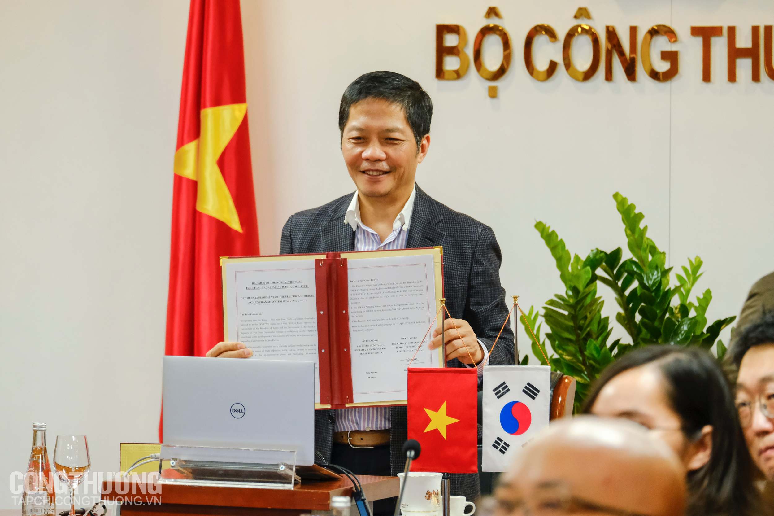 Bộ trưởng Trần Tuấn Anh cầm bản ký Quyết định thành lập nhóm công tác xây dựng Hệ thống trao đổi dữ liệu C/O điện tử Việt Nam - Hàn Quốc