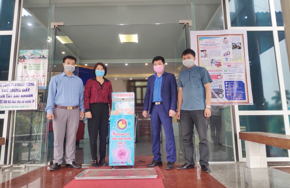 Cao đẳng Công nghiệp và Xây dựng trao tặng thiết bị phun sát khuẩn tay tự động cho UBND Thành phố Uông Bí