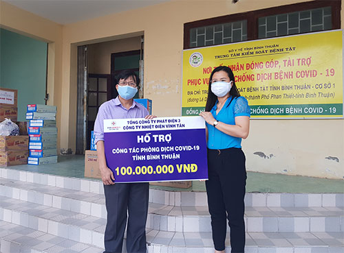 Đại diện Công ty Nhiệt điện Vĩnh Tân trao tiền ủng hộ cho Trung tâm Kiểm soát bệnh tật tỉnh Bình Thuận