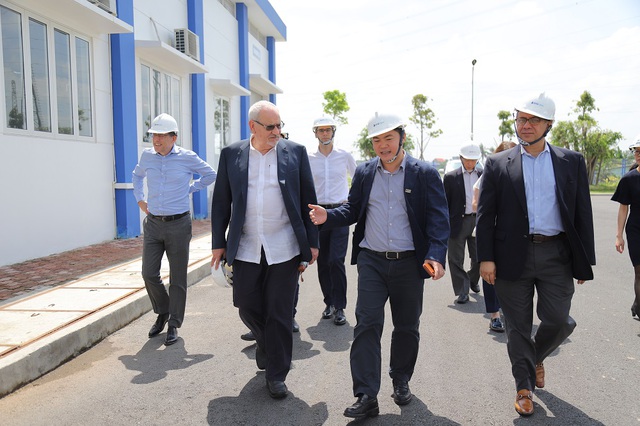 Tổng giám đốc IFC thăm nhà máy nước Nhị Thành (Long An)- một trong những nhà máy lớn nhất và trực tiếp góp phần giải quyết tình trạng sụt lún ở đồng bằng Sông Cửu Long.
