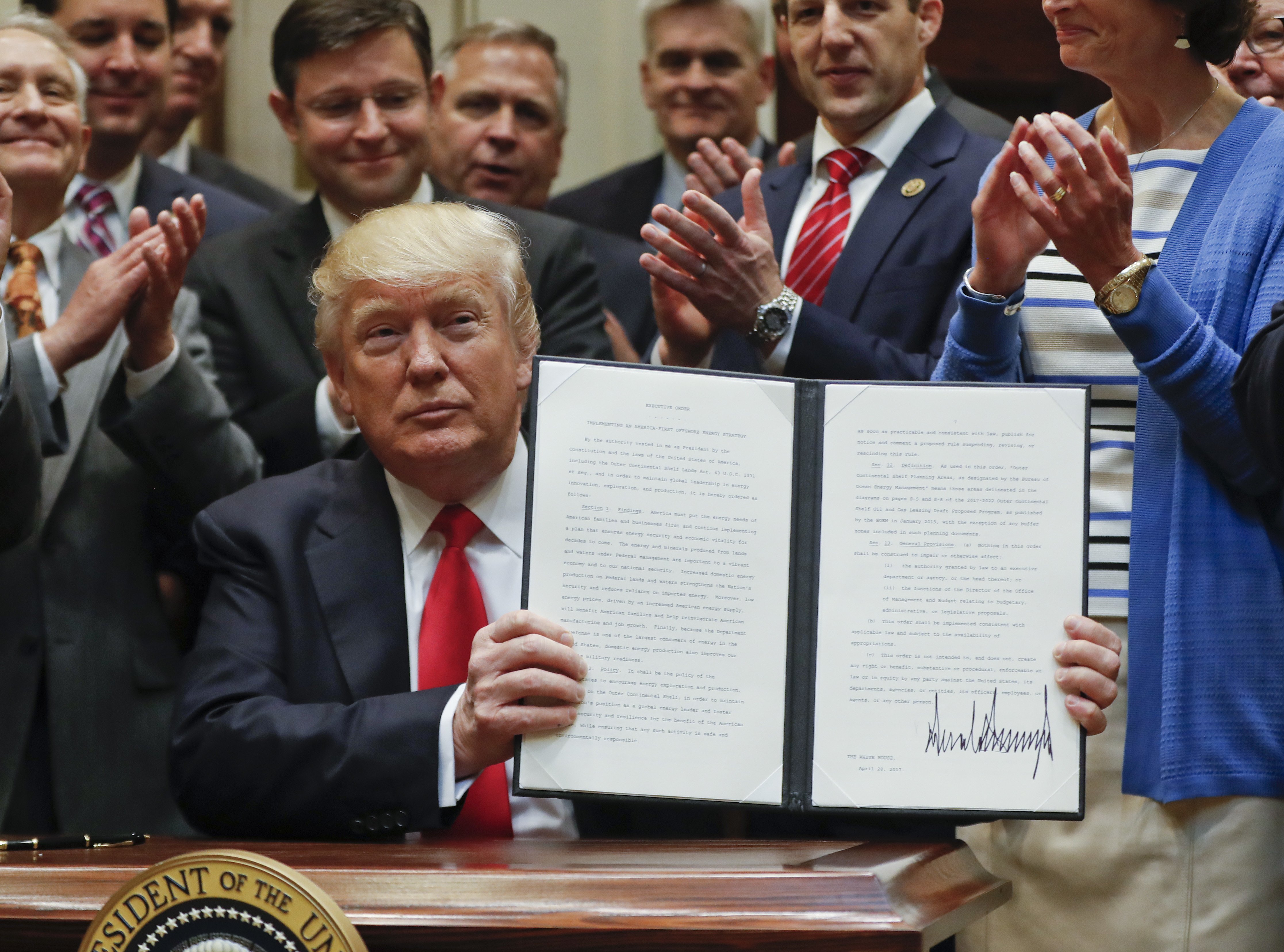 Tổng thống Hoa Kỳ Donald Trump ký sắc lệnh hành phát