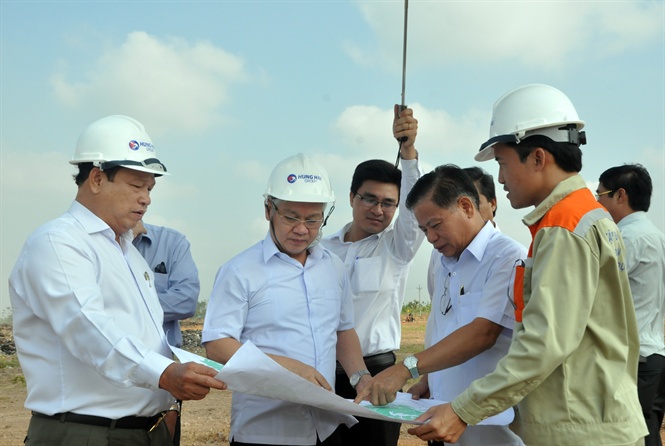 Bí thư Tỉnh ủy, Chủ tịch UBND tỉnh Bình Phước kiểm tra dự án điện mặt trời ở huyện Lộc Ninh.