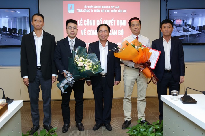 Lãnh đạo Tập đoàn và PVEP trao quyết định cho ông Ngô Khánh Xạ và ông Hoàng Xuân Dương
