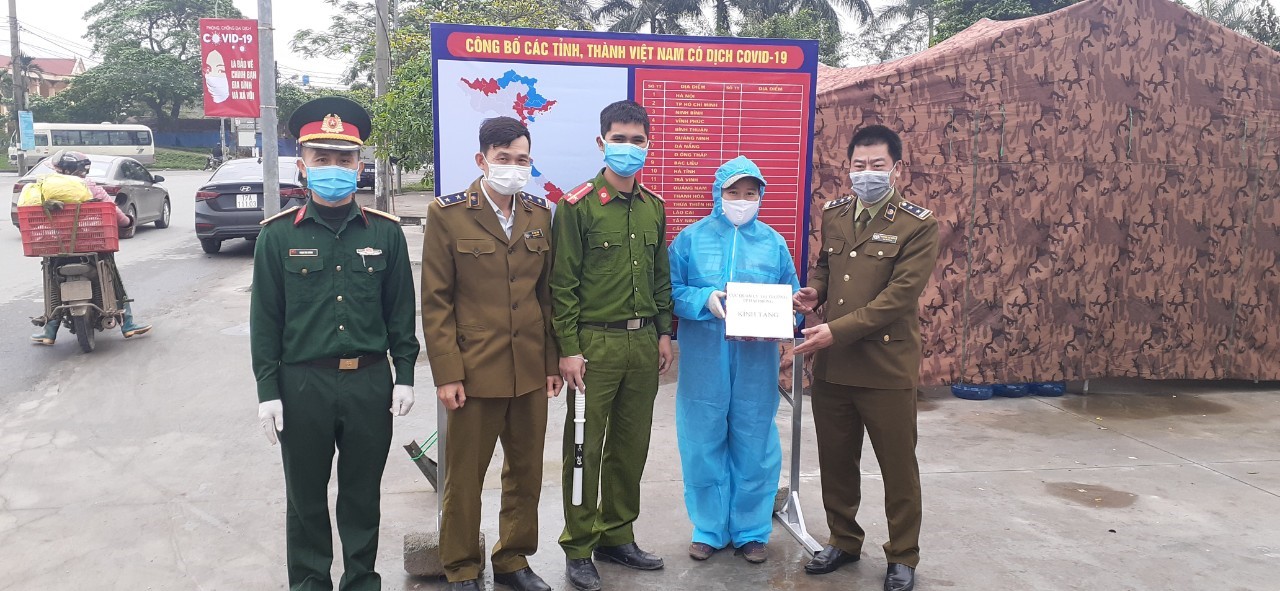 Cục QLTT Hải Phòng thăm tặng quà tại chốt kiểm dịch Covid-19 trên địa bàn huyện Tiền Lãng