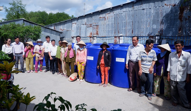 Bà con xã Trần Phán, huyện Đầm Dơi nhận bồn chứa nước từ Tổng Công ty