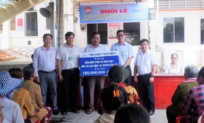 Ông Vũ Quang Sáng – Phó Chủ tịch Công đoàn Tổng Công ty Phát điện 3 trao bảng tài trợ cho UBMTTQVN huyện Đầm Dơi