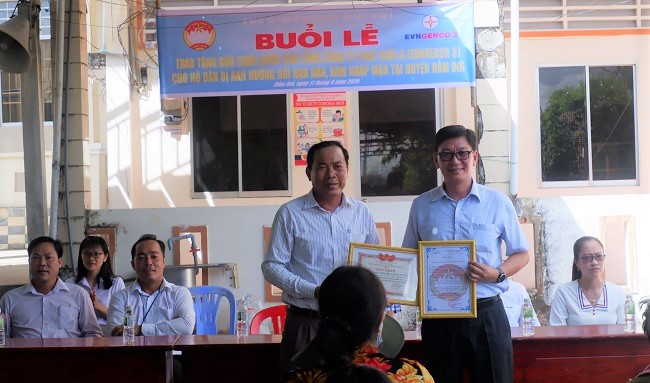 Chủ tịch UBMTTQVN huyện Đầm Dơi trao giấy khen và thư cảm ơn của địa phương cho đại diện Tổng Công ty Phát điện 3