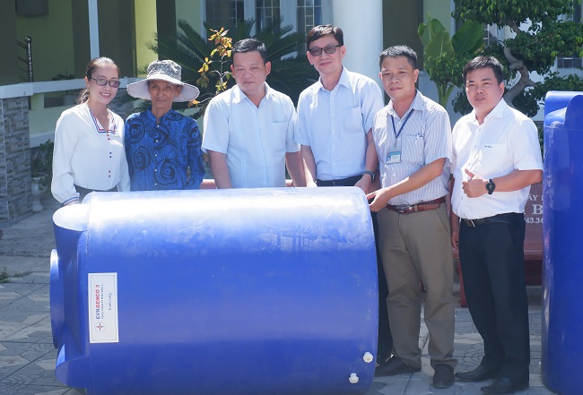 Đại diện EVNGENCO 3 và lãnh đạo xã Quách Phẩm Bắc, huyện Đầm Dơi trao bồn chứa nước cho bà con    