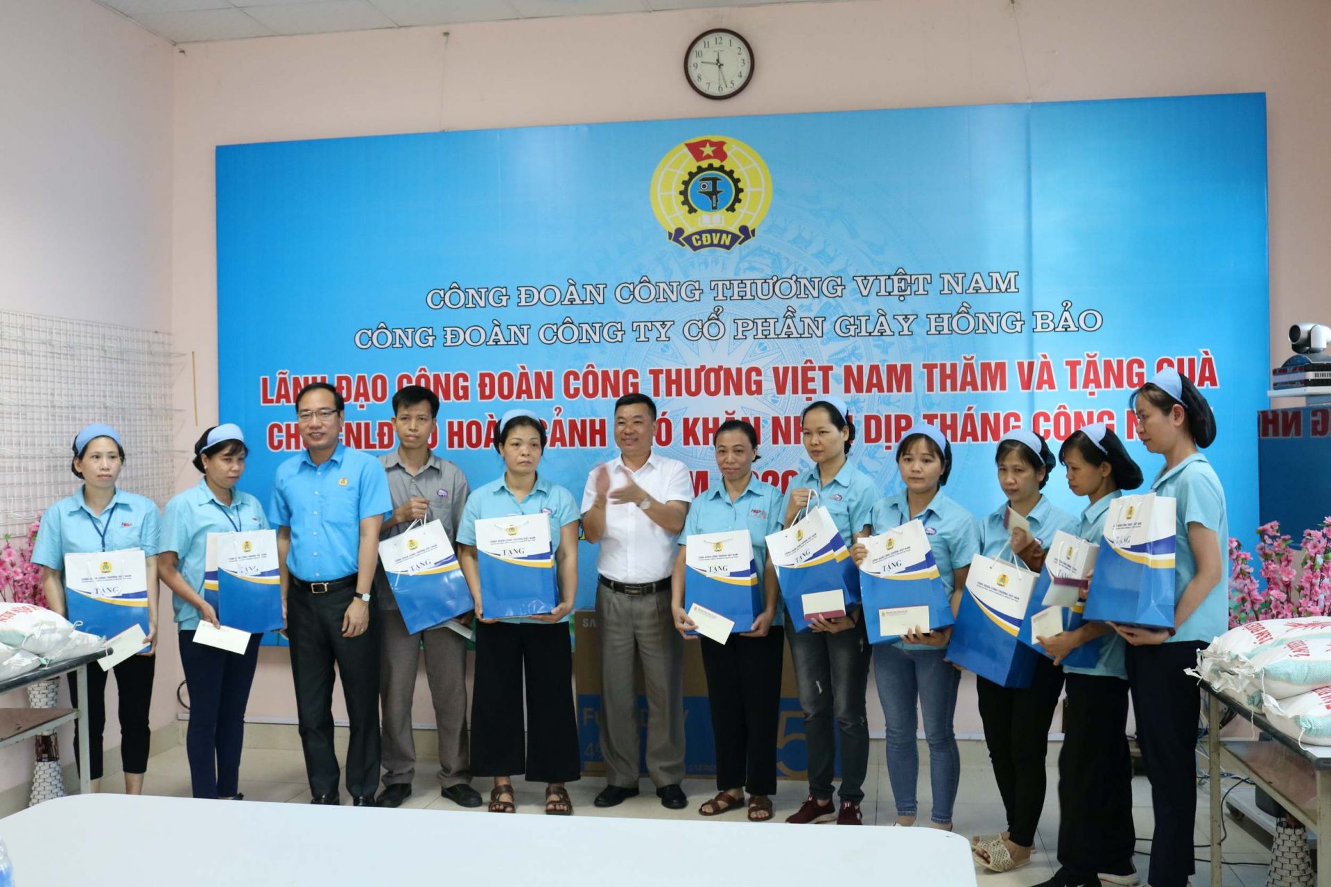 Chủ tịch CĐCTVN Trần Quang Huy tặng quà cho người lao động Giày Hồng Bảo 