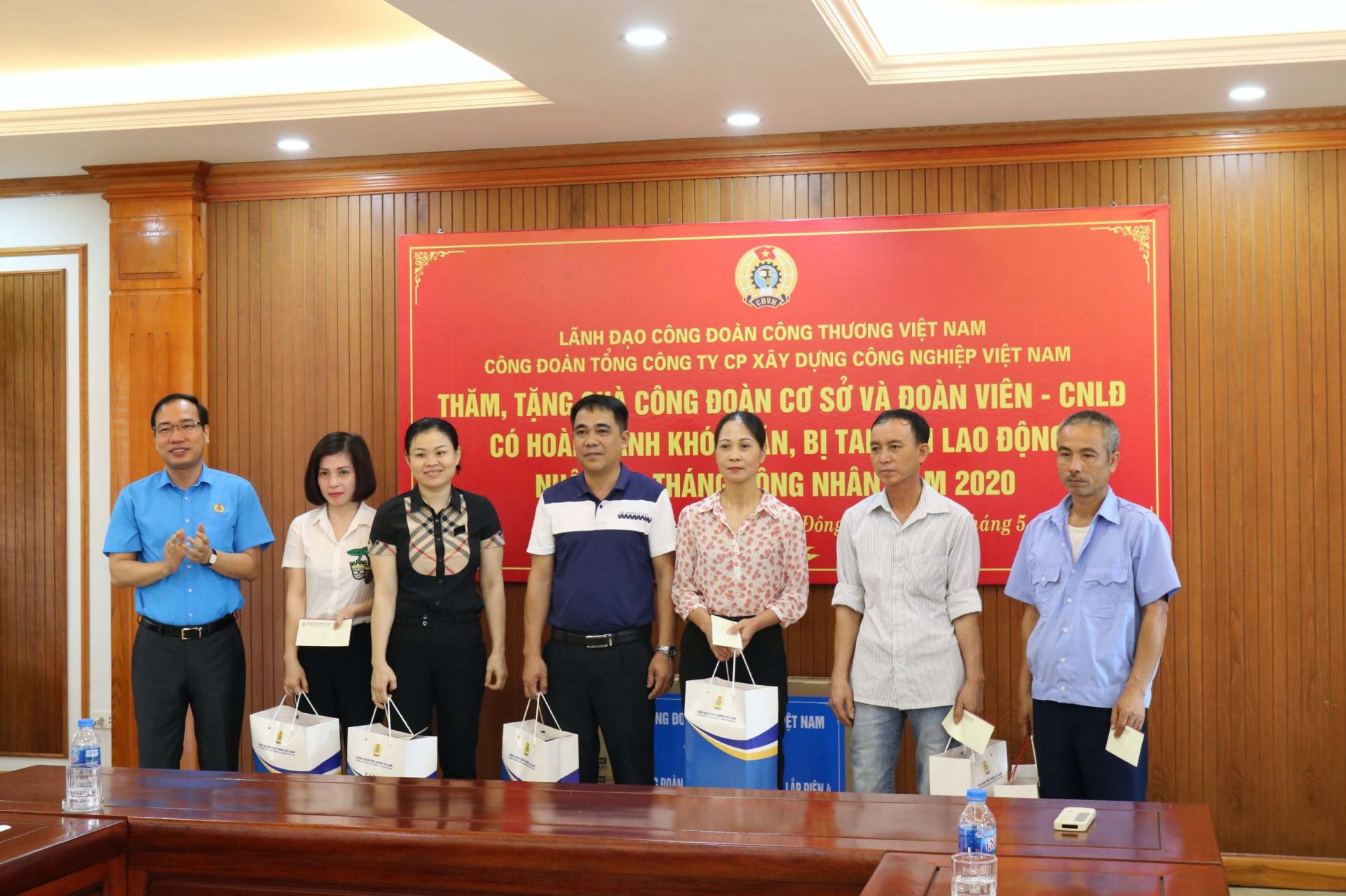 Chủ tịch CĐCTVN Trần Quang Huy tặng quà cho người lao động Xây lắp điện 4