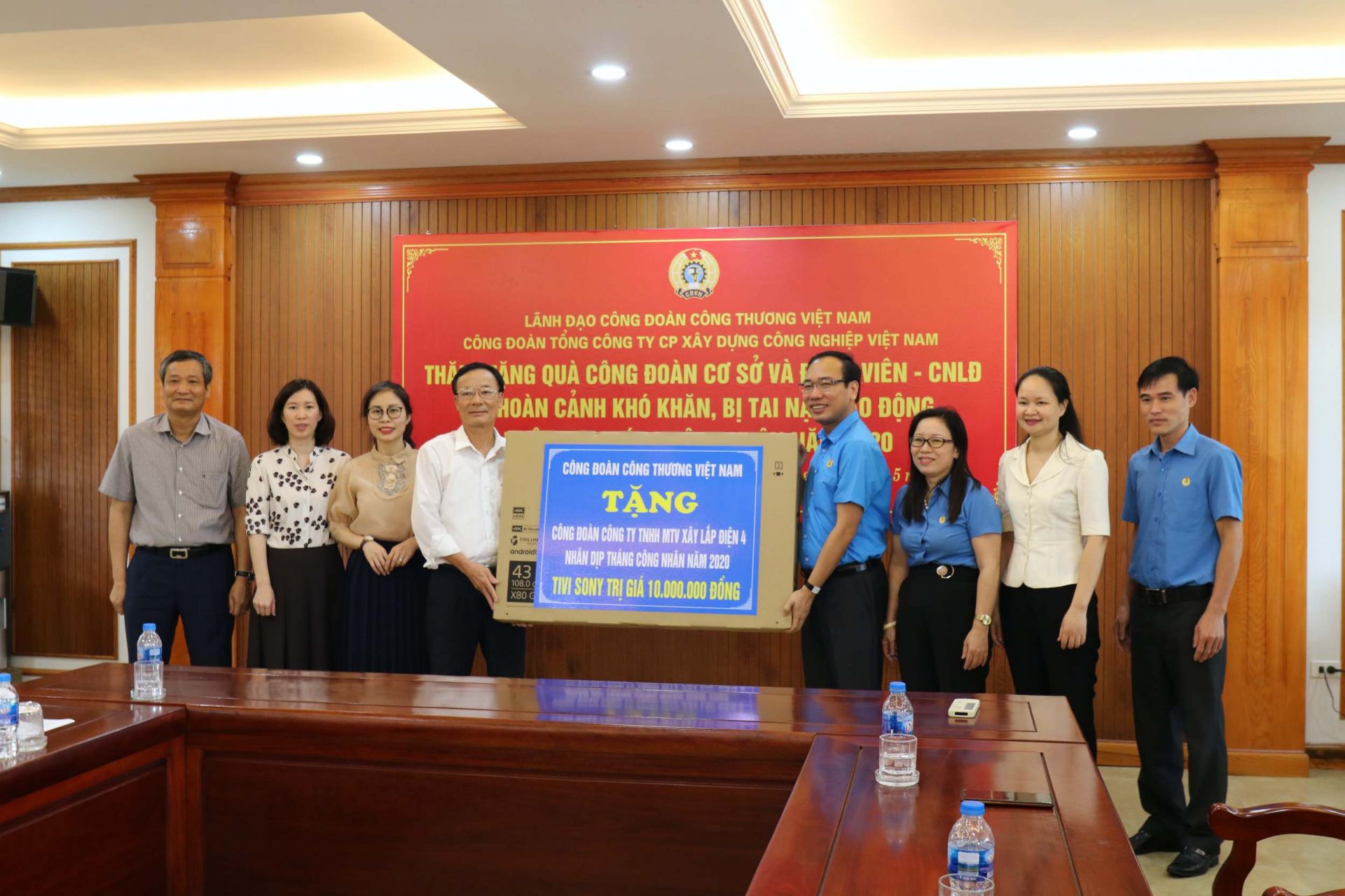 Chủ tịch CĐCTVN Trần Quang Huy tặng quà cho người lao động Xây lắp điện 4