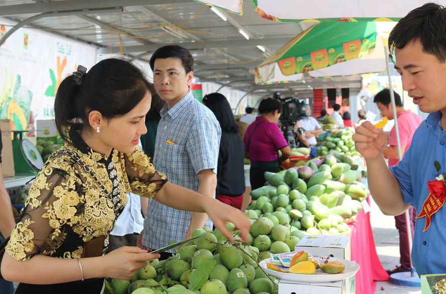 Xoài Sơn La trong một hội chợ tại Hà Nội