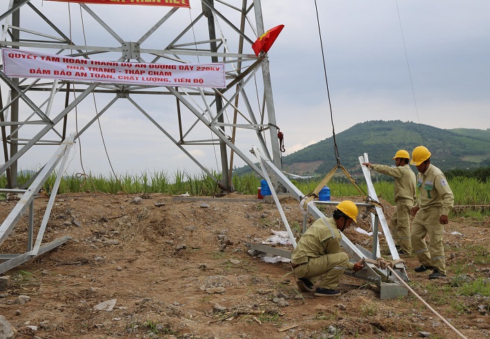 Công nhân Công ty Truyền tải điện 3 thực hiện tư vấn giám sát, nghiệm thu ĐZ 220kV Nha Trang - Tháp Chàm
