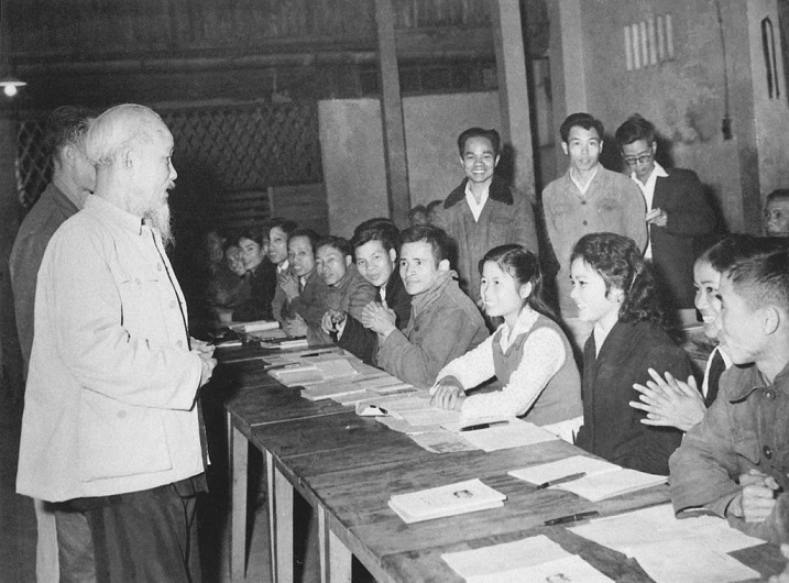 Bác Hồ thăm lớp học bổ túc văn hóa và kỹ thuật buổi tối của công nhân Nhà máy ô tô “1-5”, lá cờ đầu của phong trào bổ túc văn hóa ngành Công nghiệp Hà Nội năm 1963