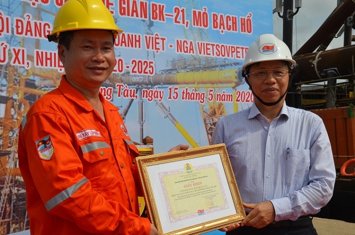 Đồng chí Vũ Việt Kiều - Phó Bí thư thường trực Đảng ủy Vietsovpetro khen thưởng Công đoàn Xí nghiệp Xây lắp