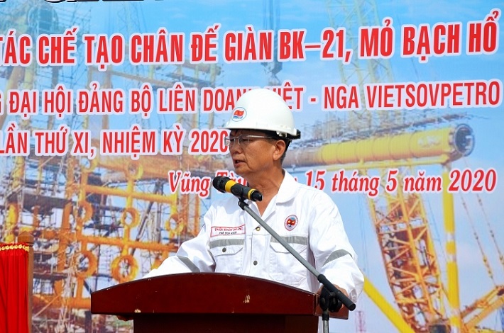 Phó Tổng giám đốc Vietsovpetro Trần Xuân Hoàng phát biểu tại Lễ gắn biển Công trình BK-21