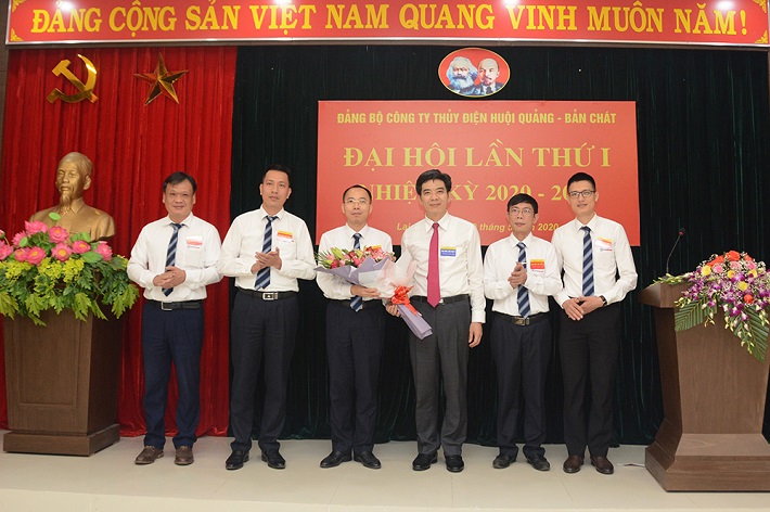 Phó Bí thư Thường trực Đảng ủy EVN - Nguyễn Hữu Tuấn tặng hoa chúc mừng BCH Đảng bộ Công ty Thủy điện Huội Quảng - Bản Chát nhiệm kỳ 2020-2025