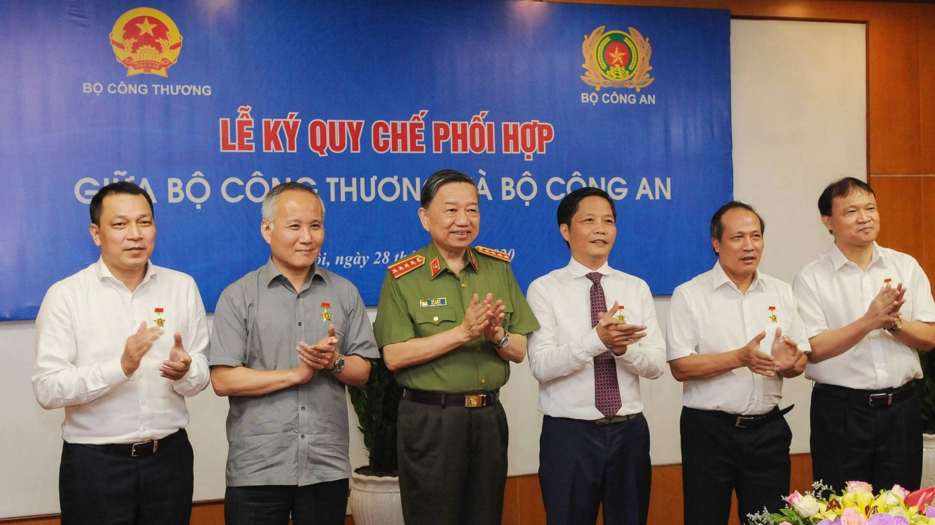 Bộ trưởng Tô Lâm trao tặng Kỷ niệm chương "Bảo vệ an ninh Tổ quốc" cho lãnh đạo Bộ Công Thương