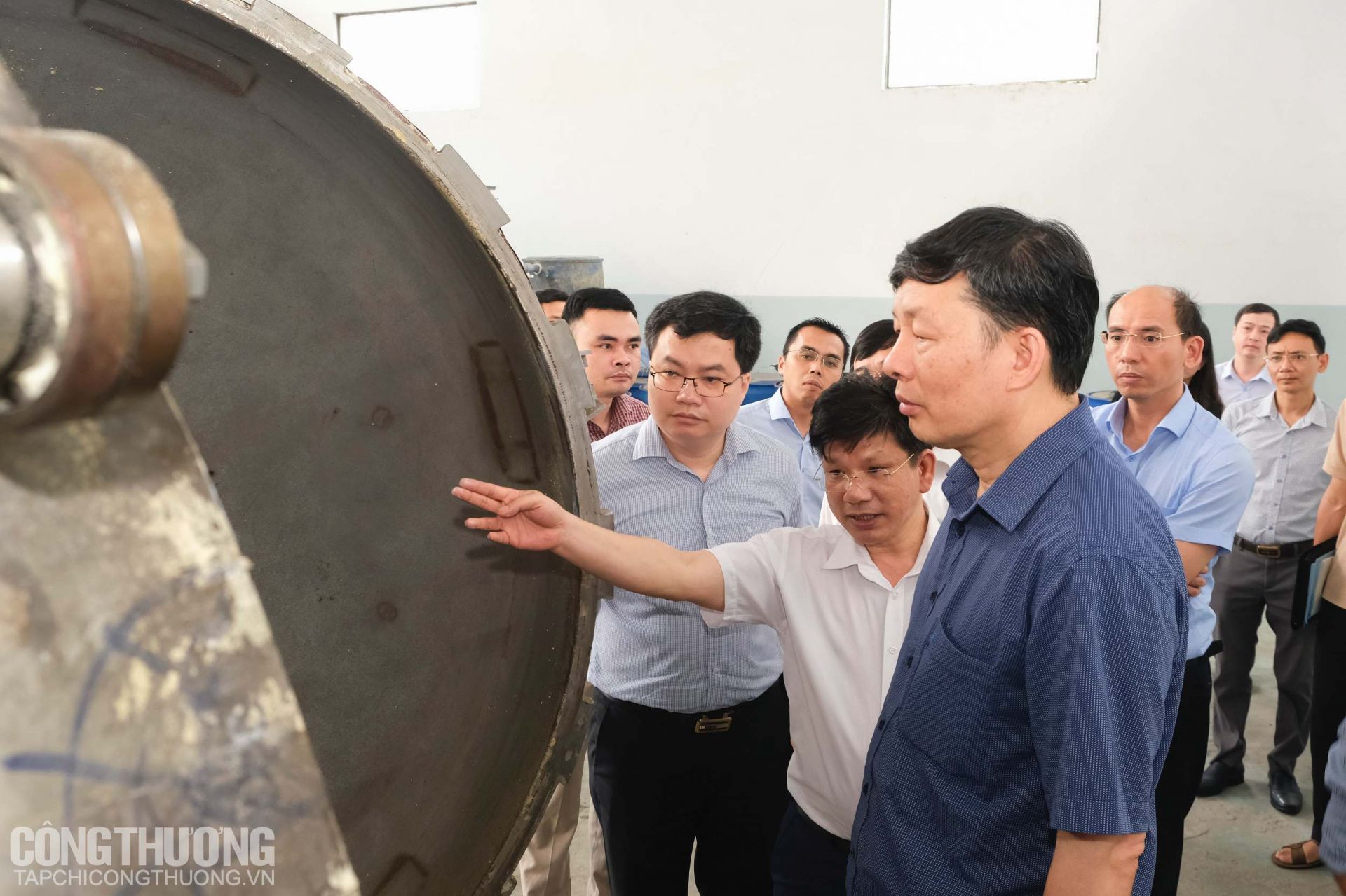 Đoàn công tác Vụ Khoa học và Công nghệ thăm quan một số công trình sản xuất thử nghiệm tại Viện Hóa học Công nghiệp Việt Nam