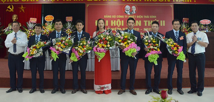 Đại diện Đảng ủy Tập đoàn EVN tăng hoa chúc mừng Ban Chấp hành Đảng bộ Công ty Nhiêt điện Thái Bình khóa II nhiệm kỳ 2020-2025.