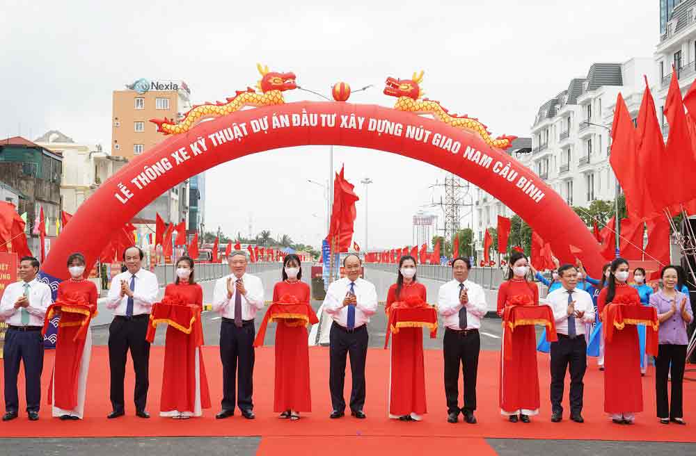 Thủ tướng Nguyễn Xuân Phúc và các đại biểu thực hiện nghi thức thông xe kỹ thuật nút giao Nam Cầu Bính