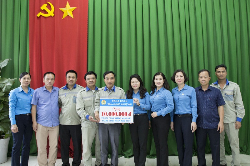 Công đoàn TKV thăm và tặng quà CBCN Công ty Nhôm Đắk Nông 